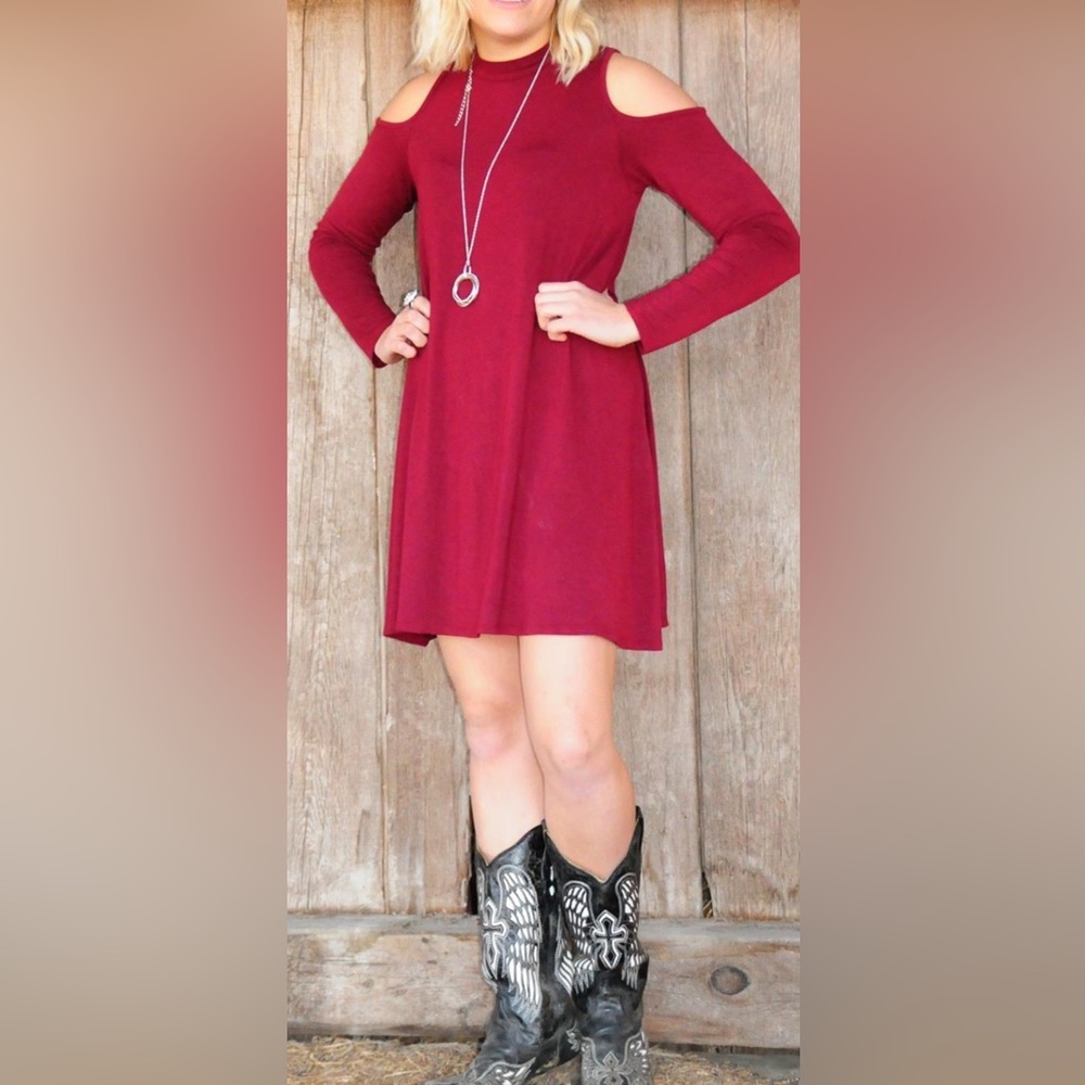 Rolls Coster cold  shoulder long sleeve maroon dress
